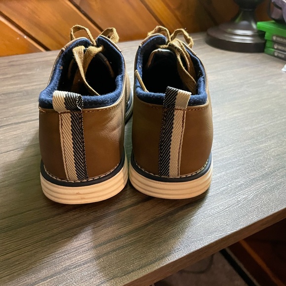 Cat & Jack Tan Men's Oxfords - Picture 3 of 6